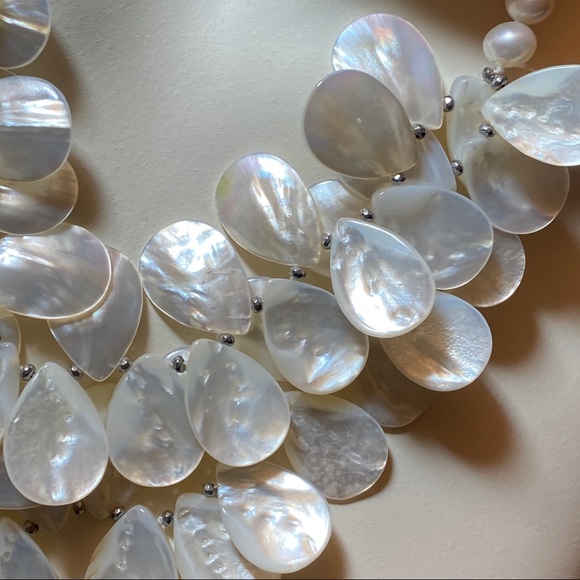 NEIMAN MARCUS Pearls MOP Statement Necklace NEW! LONDON ENGLAND Rare mother of - Picture 2 of 4